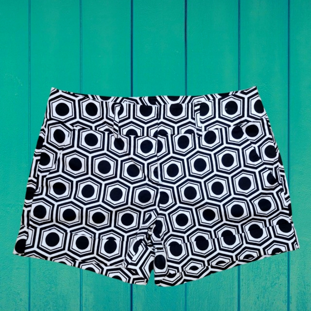 New York & Company 3" Retro Inspired Black & White Geometeric Print Shorts SZ 6